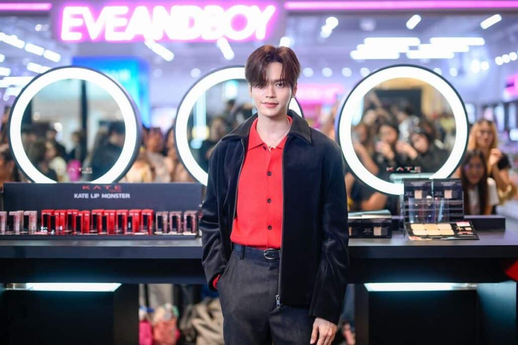 MAY PR 2025 09 06 181848 “KATE ร่วมกับ EVEANDBOY และ เดอะมอลล์ไลฟ์สโตร์ บางกะปิ จัดงาน‘LIGHTS ON SHADOW’ Eventนำทีม Brand Muse ‘ตู–ต้นตะวัน’ เผยสไตล์อันเป็นเอกลักษณ์Cool & Sharpพร้อมอินฟลูเอนเซอร์ชื่อดัง เก่ง–น้ำปิง, มาร์ค และจัมโม่ ตอกย้ำกลยุทธ์เจาะ Gen Z กับกิจกรรมเอ็กซ์คลูซีฟเพียบ!”