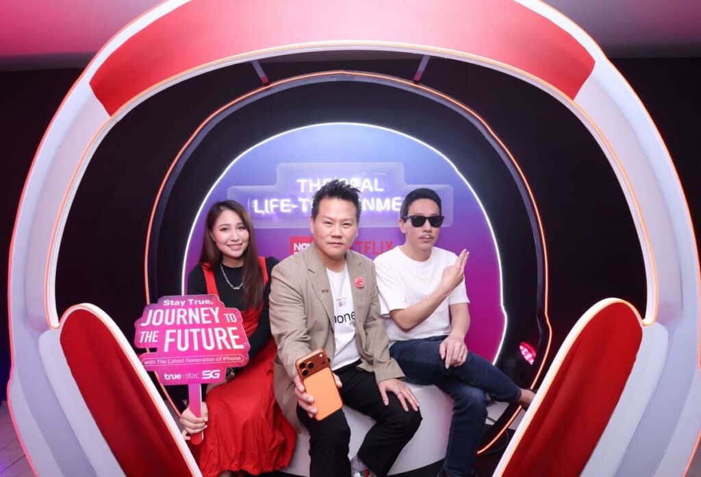 MAY PR 2025 09 19 081945 True Branding Shop สยามคึกคัก! เซเลบ–คู่จิ้น–อินฟลูฯ ตัวท็อป พาเหรดรับ iPhone 17 Pro, iPhone Air และiPhone17 ในงาน “Stay True, Journey to the Future with the Latest Generation of iPhone” เหนือกว่าทุกสัมผัส ล้ำกว่าทุกประสบการณ์กับไอโฟนรุ่นใหม่ล่าสุด กรี๊ดสนั่น ฟินเต็มอิ่มกับ Jimmy–Zee Exclusive Meeting ร่วมสร้างปรากฏการณ์ความสุขสุดเหนือใคร