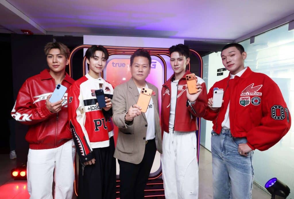 MAY PR 2025 09 19 092642 True Branding Shop สยามคึกคัก! เซเลบ–คู่จิ้น–อินฟลูฯ ตัวท็อป พาเหรดรับ iPhone 17 Pro, iPhone Air และiPhone17 ในงาน “Stay True, Journey to the Future with the Latest Generation of iPhone” เหนือกว่าทุกสัมผัส ล้ำกว่าทุกประสบการณ์กับไอโฟนรุ่นใหม่ล่าสุด กรี๊ดสนั่น ฟินเต็มอิ่มกับ Jimmy–Zee Exclusive Meeting ร่วมสร้างปรากฏการณ์ความสุขสุดเหนือใคร