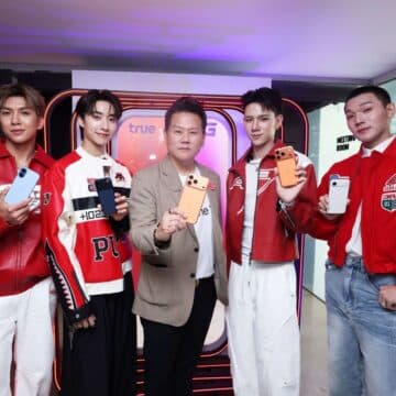 MAY PR 2025 09 19 092642 True Branding Shop สยามคึกคัก! เซเลบ–คู่จิ้น–อินฟลูฯ ตัวท็อป พาเหรดรับ iPhone 17 Pro, iPhone Air และiPhone17 ในงาน “Stay True, Journey to the Future with the Latest Generation of iPhone” เหนือกว่าทุกสัมผัส ล้ำกว่าทุกประสบการณ์กับไอโฟนรุ่นใหม่ล่าสุด กรี๊ดสนั่น ฟินเต็มอิ่มกับ Jimmy–Zee Exclusive Meeting ร่วมสร้างปรากฏการณ์ความสุขสุดเหนือใคร