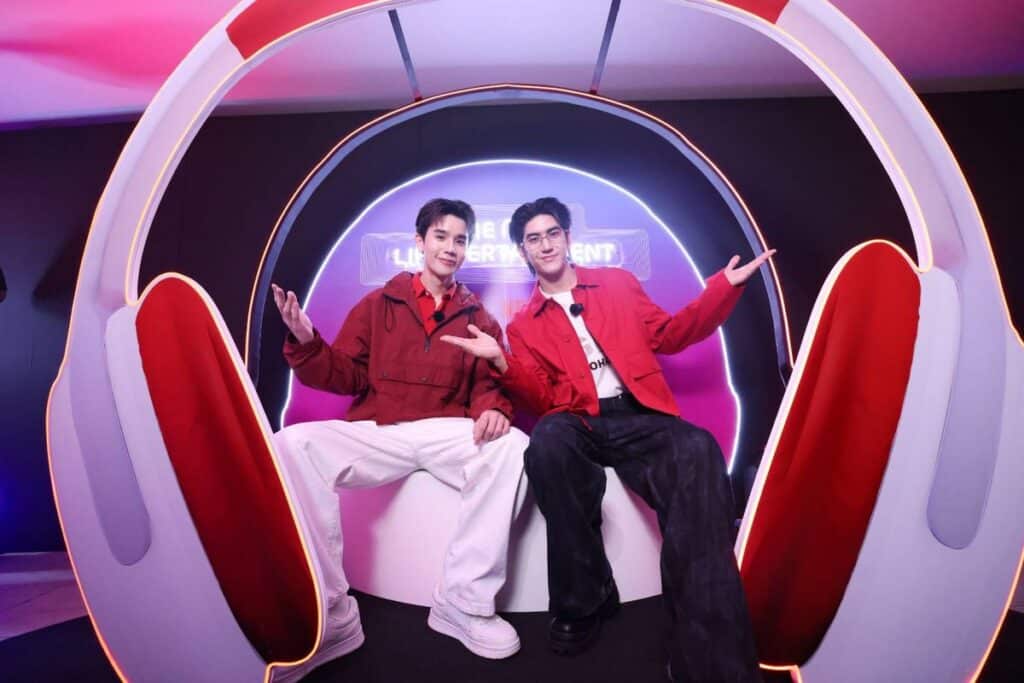 MAY PR 2025 09 20 122348 2 True Branding Shop สยามคึกคัก! เซเลบ–คู่จิ้น–อินฟลูฯ ตัวท็อป พาเหรดรับ iPhone 17 Pro, iPhone Air และiPhone17 ในงาน “Stay True, Journey to the Future with the Latest Generation of iPhone” เหนือกว่าทุกสัมผัส ล้ำกว่าทุกประสบการณ์กับไอโฟนรุ่นใหม่ล่าสุด กรี๊ดสนั่น ฟินเต็มอิ่มกับ Jimmy–Zee Exclusive Meeting ร่วมสร้างปรากฏการณ์ความสุขสุดเหนือใคร