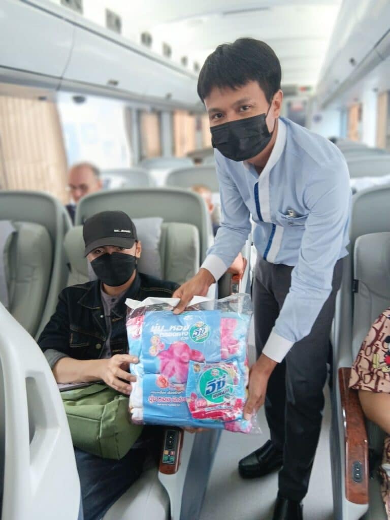 MAY PR 2025 11 14 173736 แอทแทค อีซี่ ปรับตัวตามเทรนด์ผู้บริโภค เปิดตัว ผงซักฟอกผสมสารปรับผ้านุ่ม นวัตกรรมใหม่เพื่อชีวิตที่ง่ายขึ้น ให้ผ้าหอม นุ่ม ครบจบในถุงเดียว!