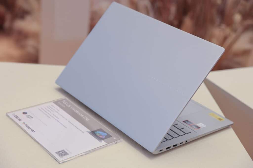 MAY PR 2026 02 09 125119 ASUS จับมือ AMD เปิดตัวโน้ตบุ๊ก AI PC ล่าสุดจาก CES 2026 พร้อมวางจำหน่ายในไทย ชูโปรเซสเซอร์ AMD Ryzen AI 400 Series ครบไลน์อัป Zenbook, Vivobook และ ProArt พร้อมเปิดโซนกิจกรรมให้ลูกค้าสัมผัสประสบการณ์ ‘Design You Can Feel’