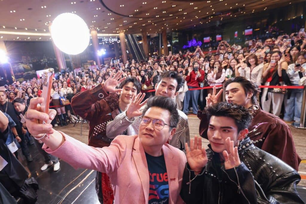 MAY PR 2026 02 09 191545 ทรู เขย่าตลาดต่อเนื่อง! ชูจุดยืน "Alpha Ready สร้างปรากฏการณ์ Z-Nomenon เจาะ Gen Z และ Alpha ด้วยกิจกรรมที่ "เข้าใจ-เข้าถึง" เสิร์ฟฟิน 2 คู่จิ้นสุดฮอตแห่งยุค “เจมีไนน์–โฟร์ท” และ “ฟอส–บุ๊ค” ขึ้นเวทีเดียวกันครั้งแรกกรี๊ดสะใจกระหึ่มฮอลล