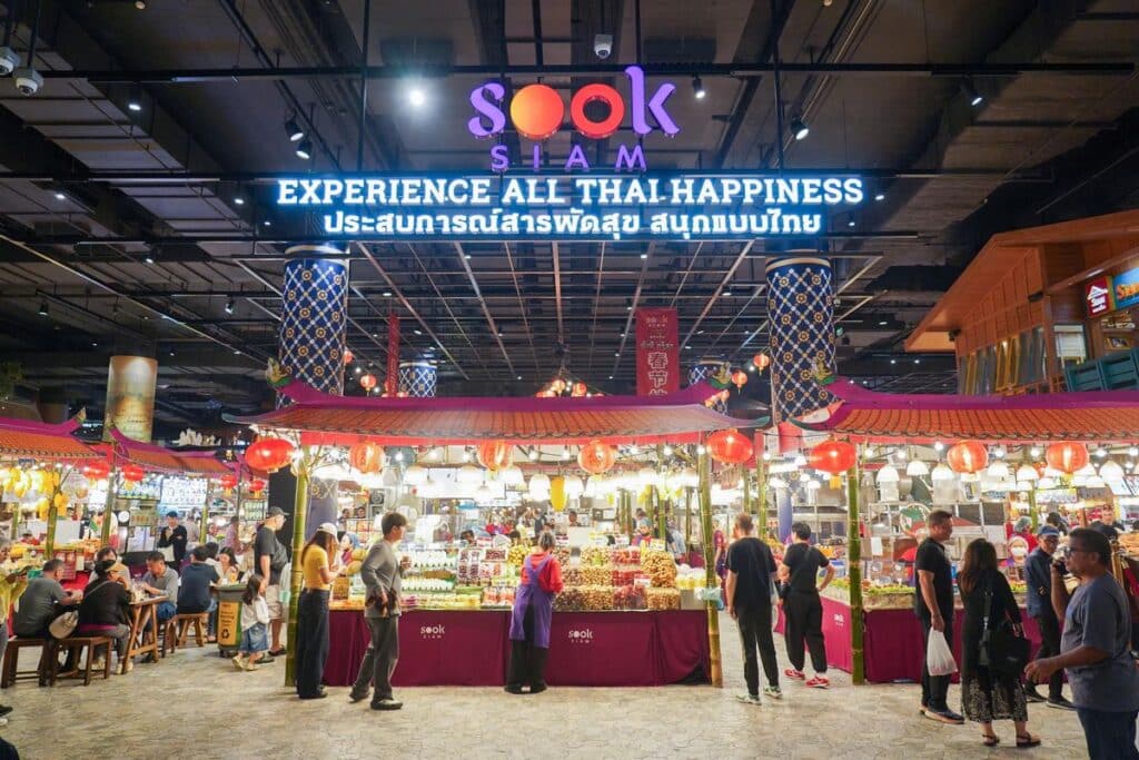 MAY PR 2026 02 12 122714 เมืองสุขสยาม ณ ไอคอนสยาม ต้อนรับเทศกาลตรุษจีนปีม้าไฟ ในงาน สุขสยาม “มหัศจรรย์ ตรุษจีน มั่งมี ศรีสุข” ร่วมสักการะขอพร 3 เทพ และองค์ “เทพกวนอู ขี่ม้าเช็กเธาว์” ตื่นตาประติมากรรมโคมไฟสุดอลังการ ช้อปชิมคาราวานอาหารมงคลสุดเลิศรส