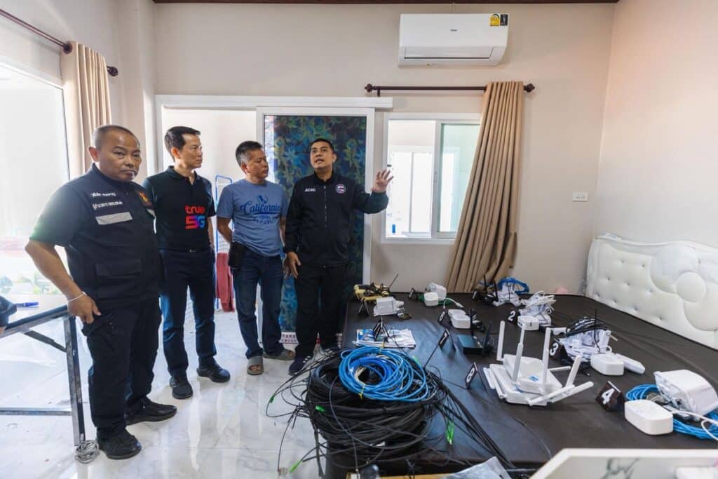 MAY PR 2026 02 13 123334 ทรูร่วมตำรวจ บก.ปอท. และ กสทช. บุกตรวจอาคารต้องสงสัย อ.แม่สาย ตัดอุปกรณ์ส่งเน็ตข้ามแดน เร่งขยายผลเครือข่ายปราบมิจฉาชีพเพื่อความปลอดภัยไซเบอร์ของคนไทย