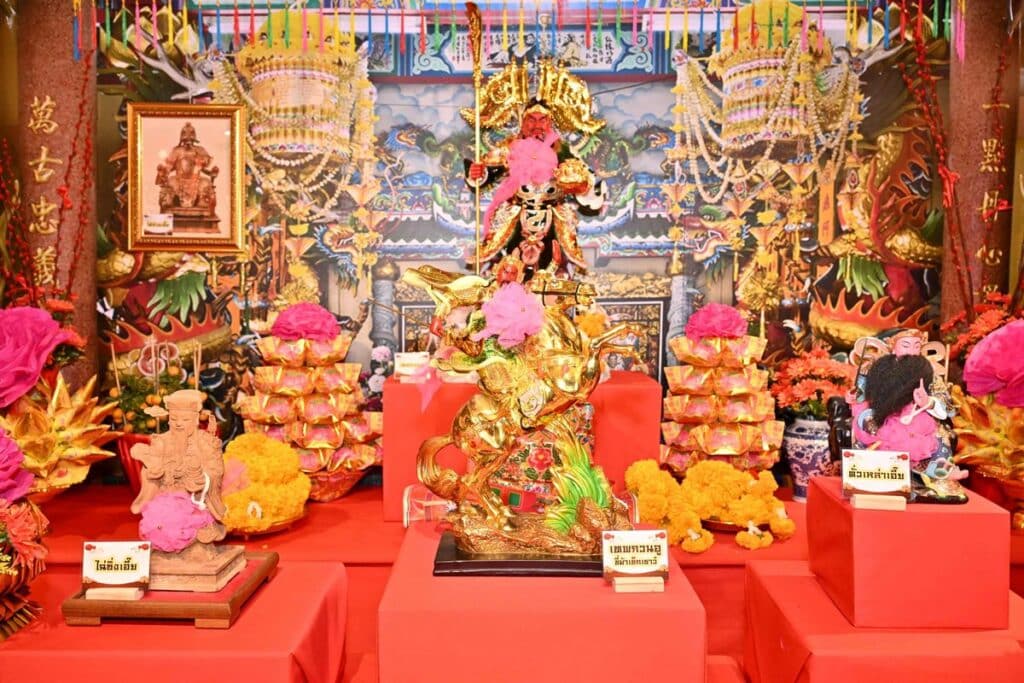 MAY PR 2026 02 13 161927 เมืองสุขสยาม ณ ไอคอนสยาม ต้อนรับเทศกาลตรุษจีนปีม้าไฟ ในงาน สุขสยาม “มหัศจรรย์ ตรุษจีน มั่งมี ศรีสุข” ร่วมสักการะขอพร 3 เทพ และองค์ “เทพกวนอู ขี่ม้าเช็กเธาว์” ตื่นตาประติมากรรมโคมไฟสุดอลังการ ช้อปชิมคาราวานอาหารมงคลสุดเลิศรส