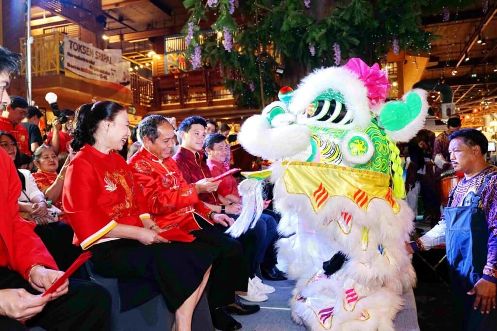 MAY PR 2026 02 13 172507 เมืองสุขสยาม ณ ไอคอนสยาม ต้อนรับเทศกาลตรุษจีนปีม้าไฟ ในงาน สุขสยาม “มหัศจรรย์ ตรุษจีน มั่งมี ศรีสุข” ร่วมสักการะขอพร 3 เทพ และองค์ “เทพกวนอู ขี่ม้าเช็กเธาว์” ตื่นตาประติมากรรมโคมไฟสุดอลังการ ช้อปชิมคาราวานอาหารมงคลสุดเลิศรส