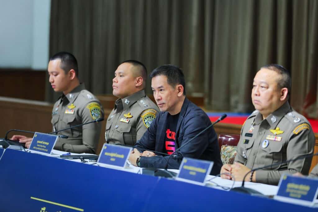 MAY PR 2026 02 24 140102 ทรู ผนึก ตำรวจสอบสวนกลาง (CIB) และ ศูนย์ต่อต้านการฉ้อโกงออนไลน์ (ACSC) ร่วมทลายแก๊งคอลเซ็นเตอร์สระแก้ว ยึดซิมบ็อกซ์ 12 เครื่อง ตัดวงจรอาชญากรรมไซเบอร์ข้ามพรมแดน เพื่อความปลอดภัยของคนไทย