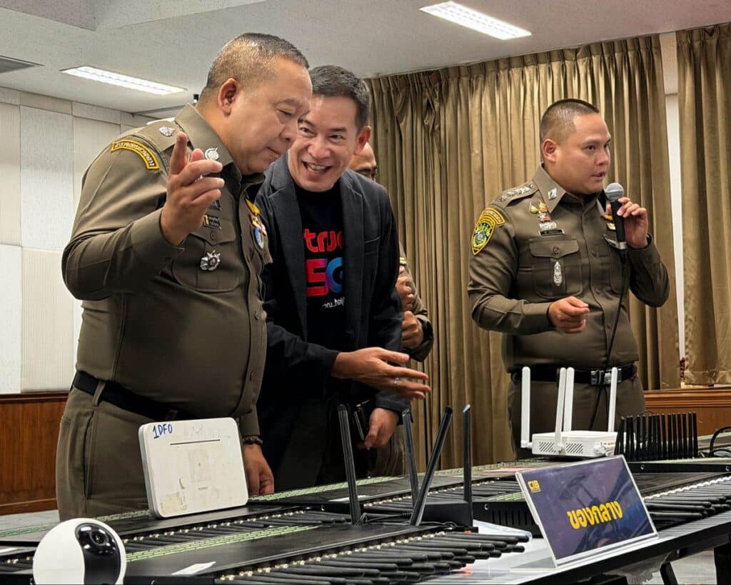 MAY PR 2026 02 24 144802 ทรู ผนึก ตำรวจสอบสวนกลาง (CIB) และ ศูนย์ต่อต้านการฉ้อโกงออนไลน์ (ACSC) ร่วมทลายแก๊งคอลเซ็นเตอร์สระแก้ว ยึดซิมบ็อกซ์ 12 เครื่อง ตัดวงจรอาชญากรรมไซเบอร์ข้ามพรมแดน เพื่อความปลอดภัยของคนไทย