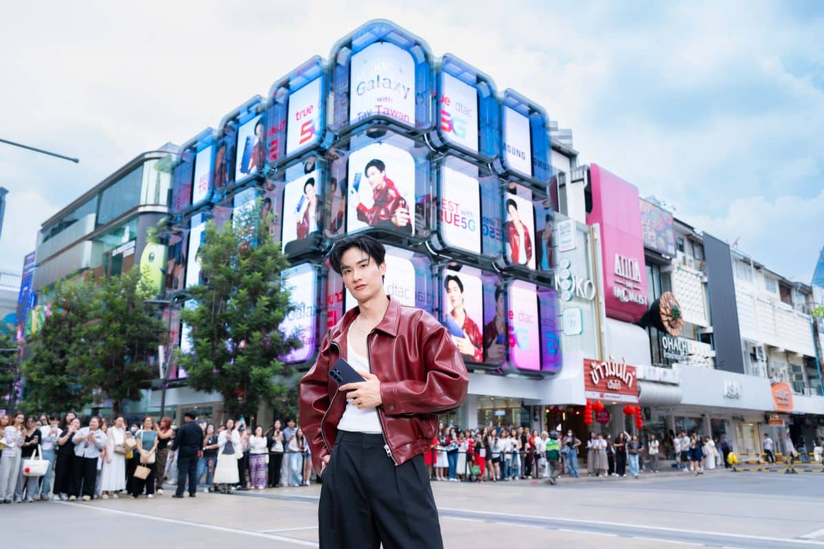 MAY PR 2026 03 11 140202 โมเมนต์สุดเอ็กซ์คลูซีฟ! ทรู-ดีแทค ดึง “เต ตะวัน”ส่งมอบ เอไอโฟน Samsung Galaxy S26 Series ถึงมือแฟนคลับแบบใกล้ชิด ในงาน “BESTwithTRUE5G Lucky Galaxy Fan with Tay Tawan” พิเศษ! ลูกค้าทรู-ดีแทค รับส่วนลดสูงสุด 22,400 บาทพร้อมสิทธิพิเศษสุดคุ้ม ตั้งแต่วันนี้ – 31 มี.ค. 69