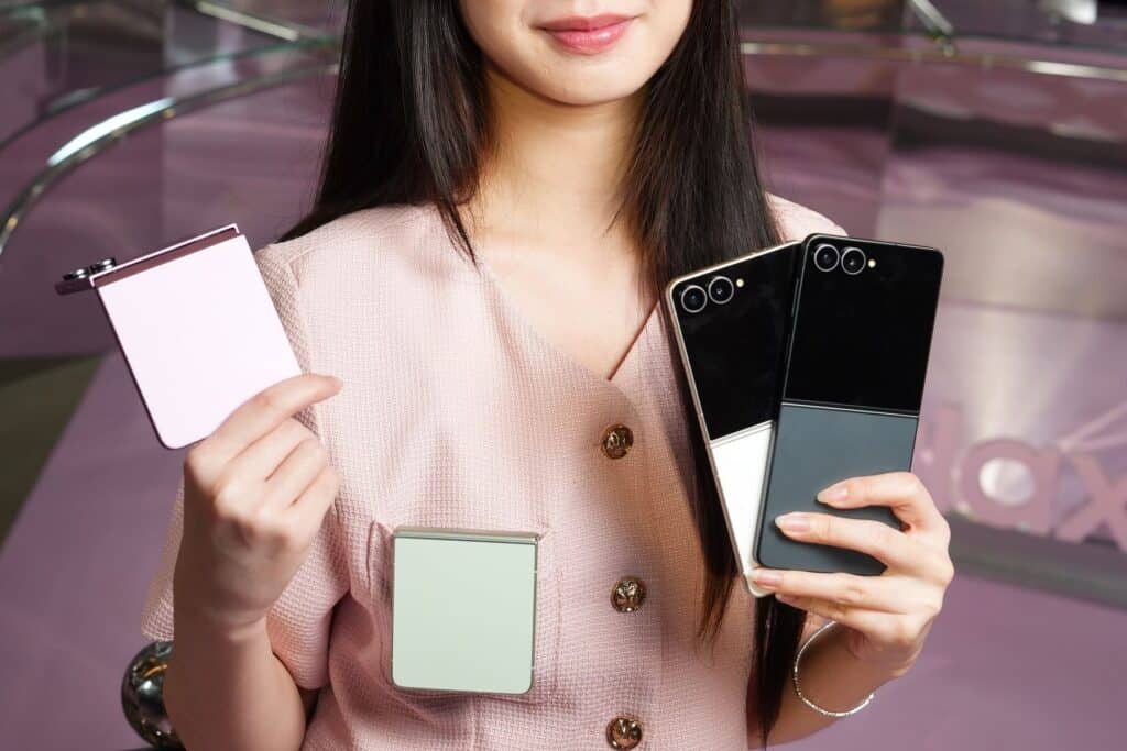 MAY PR 2026 07 16 144032 Galaxy Z Flip8 พับดีไซน์เก๋ บางเบาสุดที่เคยมี มาพร้อมสีชมพูสุดคิวท์ใหม่ อัปเกรดจอ FlexWindow 4.1 นิ้ว พับ ตั้ง ถ่ายรูปสนุกไม่ต้องง้ออุปกรณ์เสริม