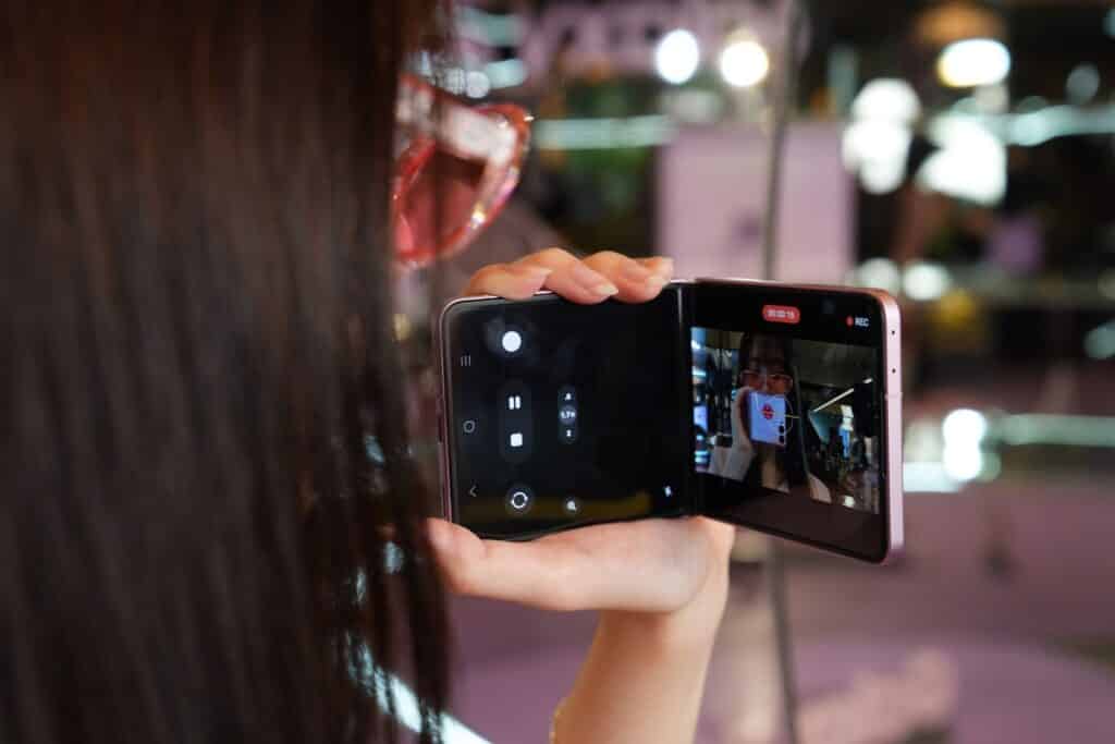 MAY PR 2026 07 16 145024 Galaxy Z Flip8 พับดีไซน์เก๋ บางเบาสุดที่เคยมี มาพร้อมสีชมพูสุดคิวท์ใหม่ อัปเกรดจอ FlexWindow 4.1 นิ้ว พับ ตั้ง ถ่ายรูปสนุกไม่ต้องง้ออุปกรณ์เสริม