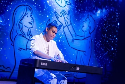 By Sands China’s special invitation, Chan Ka Keong, a visually impaired pianist from the Caritas Macau Sunshine Center, performs July 25 at the Sands Shopping Carnival’s “ICBC ePay Presents: Greater Bay Area Karaoke King Singing Competition.” His melodious playing resonated with the audience, drawing enthusiastic applause. By Sands China’s special invitation, Chan Ka Keong, a visually impaired pianist from the Caritas Macau Sunshine Center, performs July 25 at the Sands Shopping Carnival’s “ICBC ePay Presents: Greater Bay Area Karaoke King Singing Competition.” His melodious playing resonated with the audience, drawing enthusiastic applause.