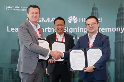 Malaysian Communications and Multimedia Commission Chief Corporate and International Officer En Syahrilazli Mahammad(middle) witnessing the exchanging of documents between Head of APAC, GSMA Julian Gorman(left) and Jason Tao, Vice President of ICT Marketing & Solution Sales Dept, Huawei Asia Pacific(right). Malaysian Communications and Multimedia Commission Chief Corporate and International Officer En Syahrilazli Mahammad(middle) witnessing the exchanging of documents between Head of APAC, GSMA Julian Gorman(left) and Jason Tao, Vice President of ICT Marketing & Solution Sales Dept, Huawei Asia Pacific(right).