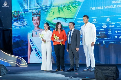 Mr. Pham Minh Hieu, General Director of Van Huong Investment and Tourism Joint Stock Company, the developer of Dragon Ocean Do Son, receives a commemorative medal from the Miss World Organizing Committee. Mr. Pham Minh Hieu, General Director of Van Huong Investment and Tourism Joint Stock Company, the developer of Dragon Ocean Do Son, receives a commemorative medal from the Miss World Organizing Committee.