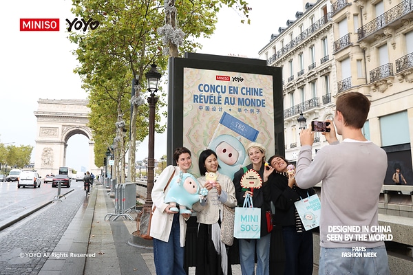 YOYO Engages Fans near the Arc de Triomphe During Paris Fashion Week YOYO Engages Fans near the Arc de Triomphe During Paris Fashion Week