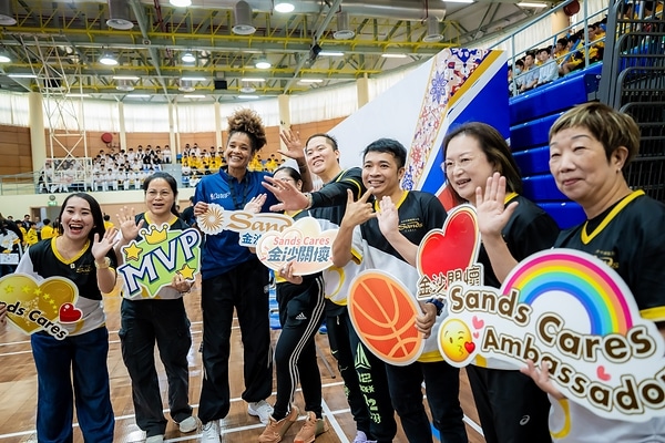 Students enjoy “School Day” at Yuet Wah College, Macau today. The third event of the “NBA Cares x Sands Cares Community Impact Week” brought together approximately 600 participants, including NBA legends and coaches, NBA executives, teachers and students from Yuet Wah College and Colégio Dom Bosco (Yuet Wah) in Macao, as well as Sands China executives and Sands Cares Ambassadors. Students enjoy “School Day” at Yuet Wah College, Macau today. The third event of the “NBA Cares x Sands Cares Community Impact Week” brought together approximately 600 participants, including NBA legends and coaches, NBA executives, teachers and students from Yuet Wah College and Colégio Dom Bosco (Yuet Wah) in Macao, as well as Sands China executives and Sands Cares Ambassadors.