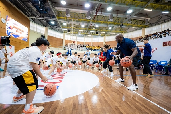 NBA legend Mitch Richmond and NBA coaches conduct a basketball clinic for the boys’ basketball teams from Yuet Wah College and Colégio Dom Bosco (Yuet Wah), winners of their divisions’ championship in this year’s Inter-School Basketball Competition in Macao – inspiring and encouraging the young students through hands-on coaching and technical demonstrations. NBA legend Mitch Richmond and NBA coaches conduct a basketball clinic for the boys’ basketball teams from Yuet Wah College and Colégio Dom Bosco (Yuet Wah), winners of their divisions’ championship in this year’s Inter-School Basketball Competition in Macao – inspiring and encouraging the young students through hands-on coaching and technical demonstrations.