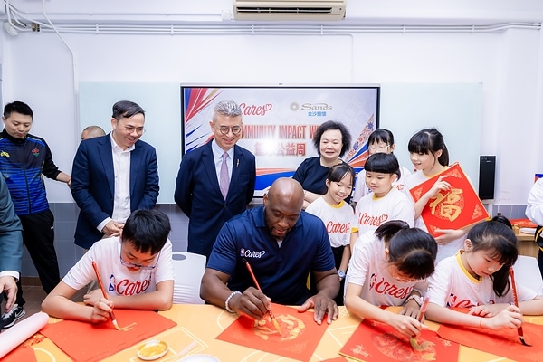 Beyond basketball exchange, School Day featured meaningful cultural exchange between East and West. Accompanied by teachers and students at the school, NBA legend Mitch Richmond participates in a Chinese calligraphy session, learning firsthand the techniques of brushwork and ink application while gaining a deeper appreciation of the richness of Chinese culture. Beyond basketball exchange, School Day featured meaningful cultural exchange between East and West. Accompanied by teachers and students at the school, NBA legend Mitch Richmond participates in a Chinese calligraphy session, learning firsthand the techniques of brushwork and ink application while gaining a deeper appreciation of the richness of Chinese culture.