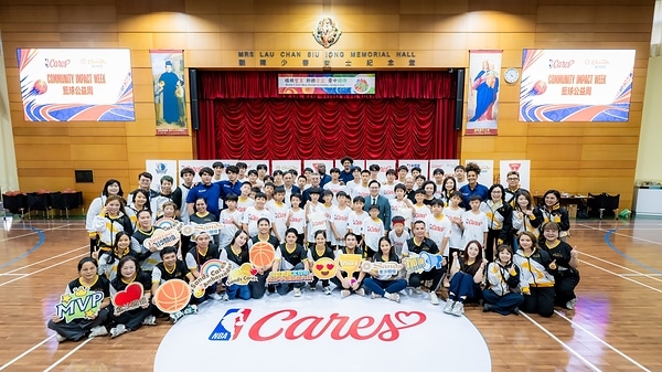 Participants of “School Day,” the third event of the “NBA Cares x Sands Cares Community Impact Week,” gather at Yuet Wah College, Macau today. Presented by Sands China and NBA Cares, the event welcomed the return of NBA legend Mitch Richmond to Macao, joined by NBA coaches for a visit to a local campus. Participants of “School Day,” the third event of the “NBA Cares x Sands Cares Community Impact Week,” gather at Yuet Wah College, Macau today. Presented by Sands China and NBA Cares, the event welcomed the return of NBA legend Mitch Richmond to Macao, joined by NBA coaches for a visit to a local campus.